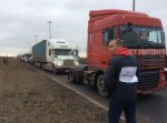 В Петербурге дальнобойщики двинулись на Смольный колонной из 600 машин